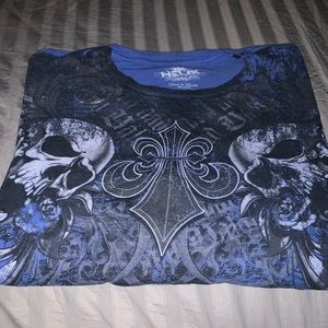 Men’s skull T-shirt.